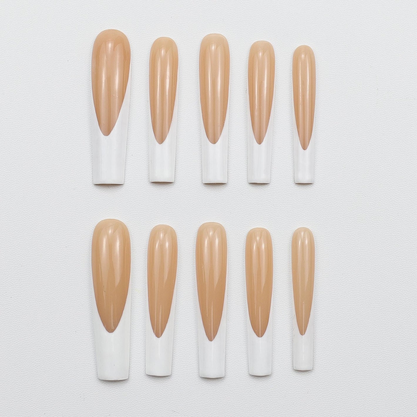 R5-Simple Elegance Nails: Beige and White Combination, Fresh and Elegant Style Short Handmade Nails